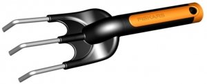 Тяпка садовая Fiskars 137220 с металлическими зубьями