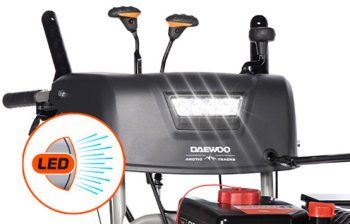 Яркая LED фара обеспечивает освещение рабочей зоны перед снегоуборщиком, помогая работать в темное время суток.