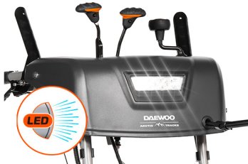 Яркая LED фара обеспечивает освещение рабочей зоны перед снегоуборщиком, помогая работать в темное время суток.