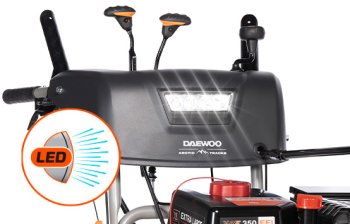 Яркая LED фара обеспечивает освещение рабочей зоны перед снегоуборщиком, помогая работать в темное время суток.