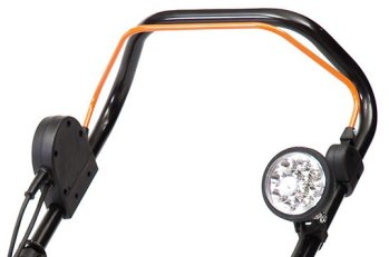 Яркая LED фара обеспечивает освещение рабочей зоны перед снегоуборщиком, помогая работать в темное время суток.