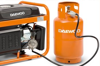 Топливная система Dual Fuel позволяет использовать в качестве источника питания помимо бензина также сжиженный газ пропан/бутан. Газ практически полностью окисляется в камере сгорания двигателя, за счет чего во время работы образуется меньшее количество токсичных выбросов, а моторный ресурс двигателя увеличивается до 1,5 раз. Экономия в стоимости эксплуатации двухтопливного генератора относительно бензиновых аналогов достигает 50-65%.