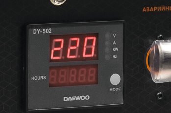 Многофункциональный дисплей 5 в 1 отображает в режиме реального времени 5 основных параметров работы генератора: напряжение, сила тока, мощность тока, частота тока и отработанные часы.