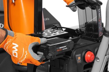 Запуск двигателя путем нажатия кнопки Start. Питание от аккумулятора DAEWOO 21 Volt. Легкий запуск в любые морозы и возможность использования аккумулятора с инструментом линейки DAEWOO 21В.