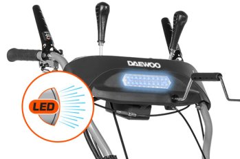 Яркая LED фара обеспечивает освещение рабочей зоны перед машиной, помогая работать в темное время суток.
